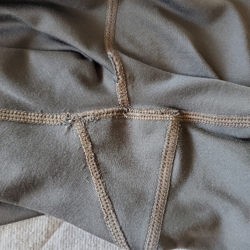 Athleta Spar Color Block Leggings
Medium - Picture 9 of 10